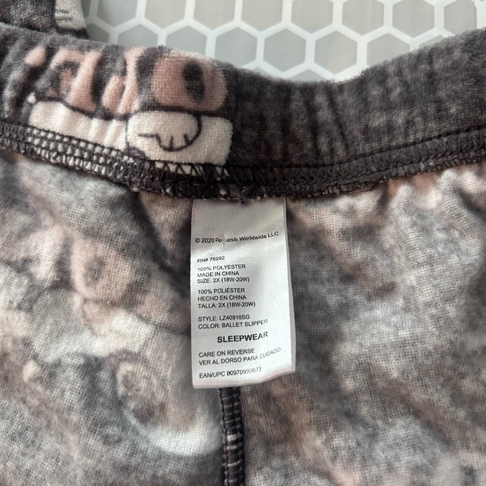 Snoopy Gray & Pink Plush PJ Bottoms

Size XXL - Picture 3 of 4